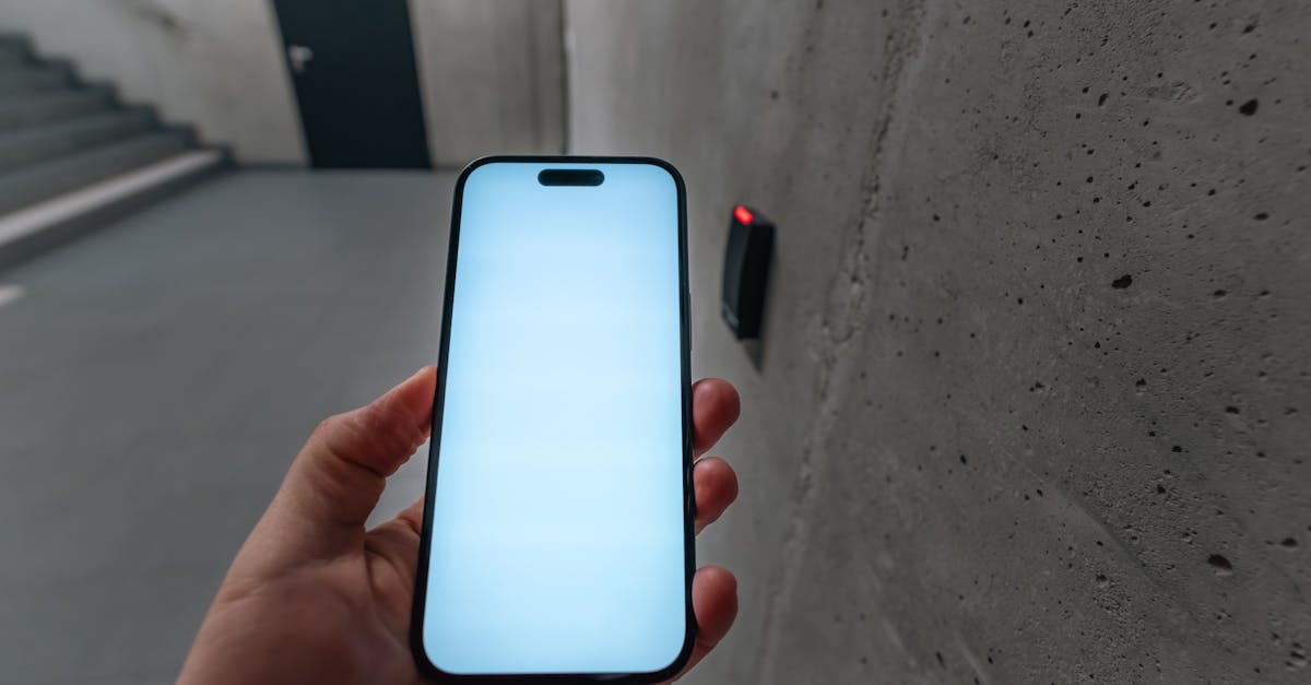 Smartphone an Zutrittsleser als Symbol für gerätegebundene Authentifizierung und Passkeys