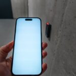 Smartphone an Zugangsterminal als Symbol für Continuous Access Evaluation und Zugriffsentzug