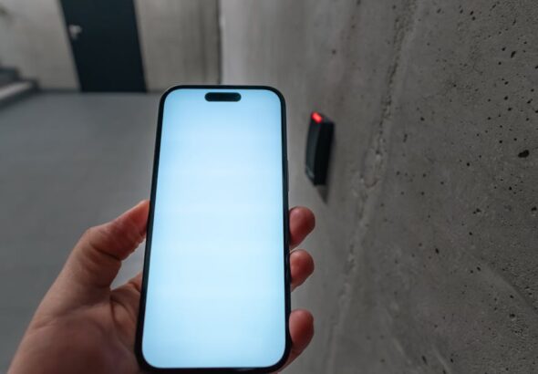 Smartphone an Zugangsterminal als Symbol für Continuous Access Evaluation und Zugriffsentzug