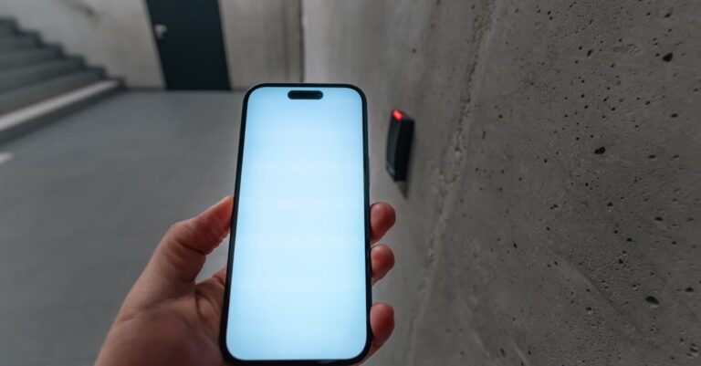 Smartphone an Zugangsterminal als Symbol für Continuous Access Evaluation und Zugriffsentzug