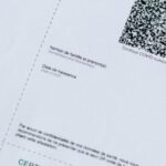 Dokument mit QR-Code als Symbol für digitale Identitätsnachweise, Attributprüfung und Wallet-gestützte Portalprozesse