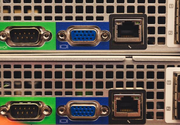 Ethernet- und Serveranschlüsse als Symbol für Zertifikatsinventar, PKI und kryptografische Infrastruktur