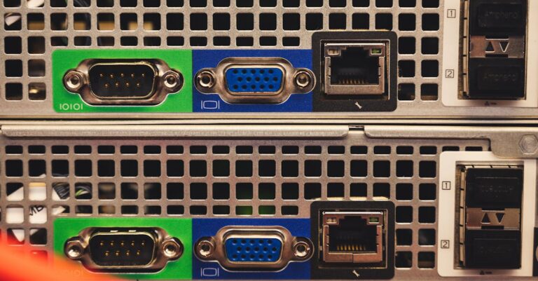 Ethernet- und Serveranschlüsse als Symbol für Zertifikatsinventar, PKI und kryptografische Infrastruktur