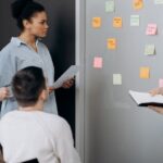 Team bespricht Post-Incident-Review mit Haftnotizen an der Wand