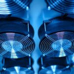 Industrieventilatoren in einem Gehäuse als Symbol für Rechenzentrumskühlung und Energieeffizienz
