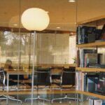 Modernes Office-Regal mit Bücherwänden als Sinnbild für kuratierte Wissensquellen und Retrieval im RAG-Betrieb
