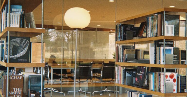 Modernes Office-Regal mit Bücherwänden als Sinnbild für kuratierte Wissensquellen und Retrieval im RAG-Betrieb