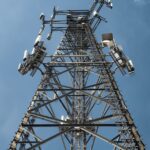 Mobilfunk- und Funkmast als Symbol für Internet-Routing und Provider-Infrastruktur