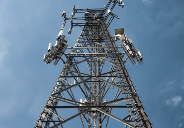 Mobilfunk- und Funkmast als Symbol für Internet-Routing und Provider-Infrastruktur