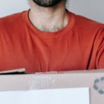 Mitarbeiter mit Karton und Office-Schild als Symbolbild für SaaS-Offboarding und Übergaben