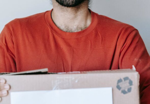 Mitarbeiter mit Karton und Office-Schild als Symbolbild für SaaS-Offboarding und Übergaben