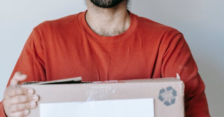 Mitarbeiter mit Karton und Office-Schild als Symbolbild für SaaS-Offboarding und Übergaben