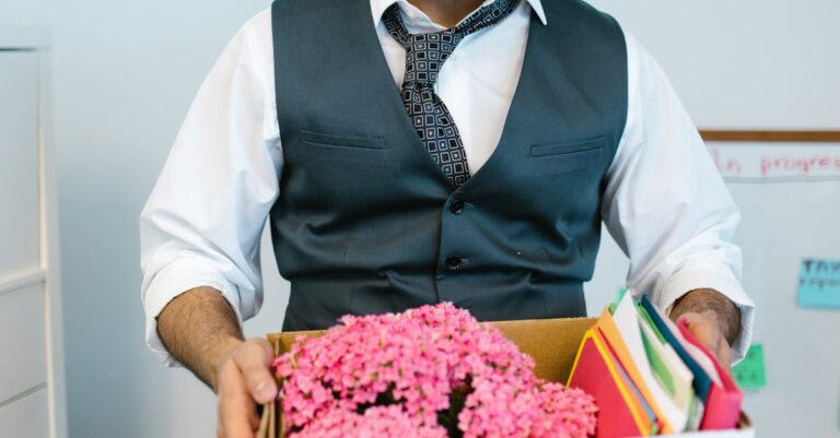 SaaS-Offboarding mit Übergabe persönlicher Arbeitsmittel beim Austritt aus dem Büro