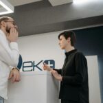 Self-Service am Empfang als Sinnbild für Servicekatalog und Nutzerinteraktion