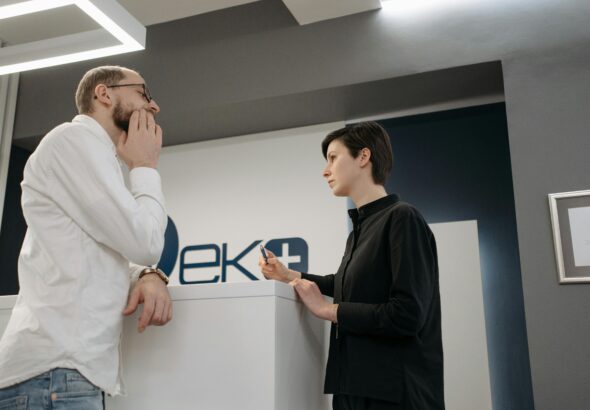 Self-Service am Empfang als Sinnbild für Servicekatalog und Nutzerinteraktion