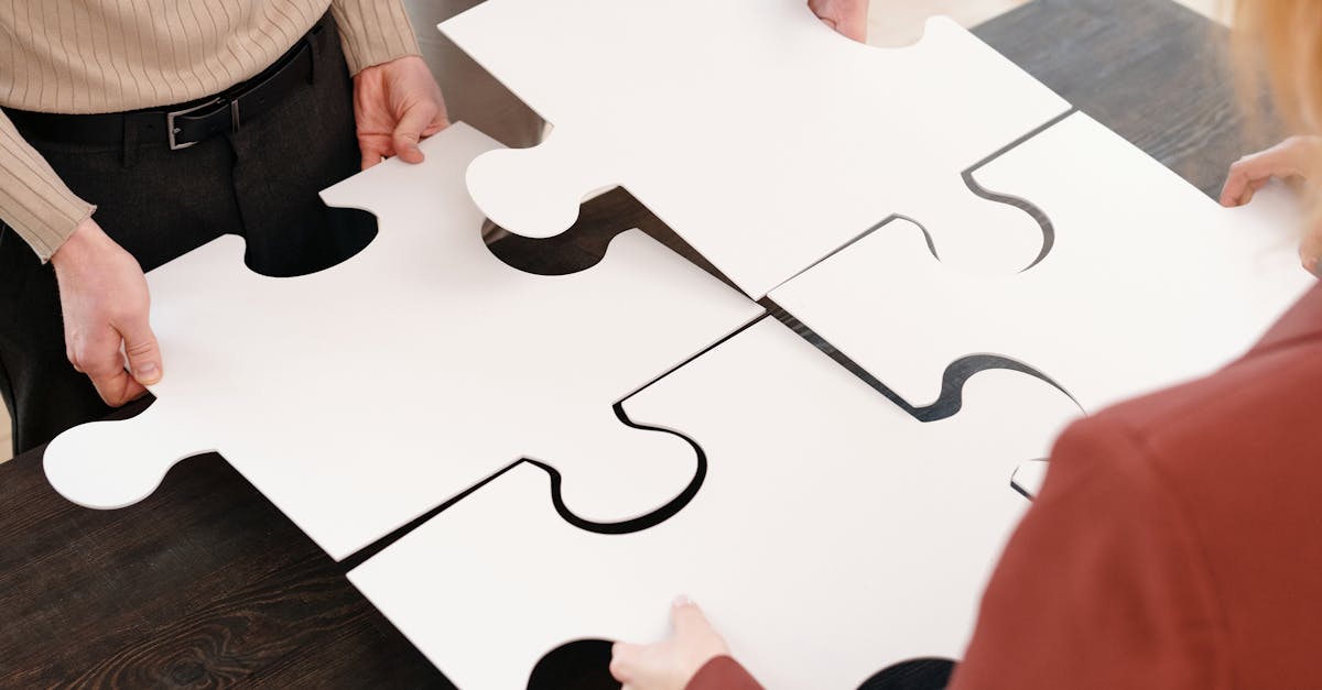 Mehrere Personen setzen große weiße Puzzleteile zusammen und symbolisieren die Integration mehrerer Service-Provider im SIAM-Betrieb