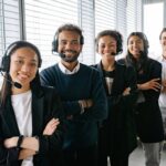Support-Team mit Headsets in einem Büro als Motiv für Incident-Kommunikation und Statusseiten