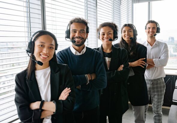 Support-Team mit Headsets in einem Büro als Motiv für Incident-Kommunikation und Statusseiten
