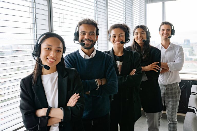 Support-Team mit Headsets in einem Büro als Motiv für Incident-Kommunikation und Statusseiten