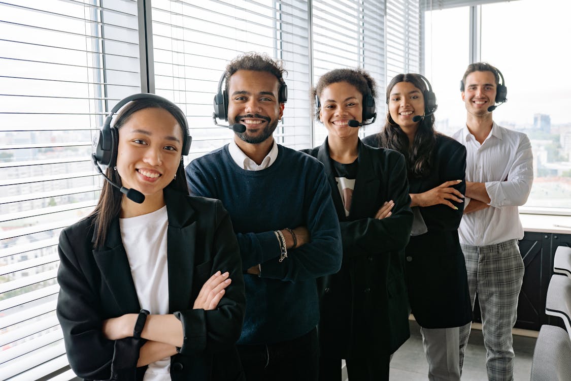 Support-Team mit Headsets in einem Büro als Motiv für Incident-Kommunikation und Statusseiten