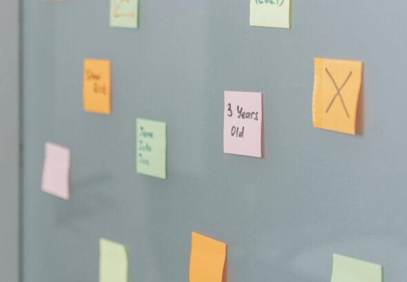 Sticky Notes auf Glaswand für Strategie-, Portfolio- und Priorisierungsplanung