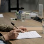 Unterzeichnung von Vertragsdokumenten als Symbol für DORA-Register, Lieferantensteuerung und verknüpfte Vertragsdaten
