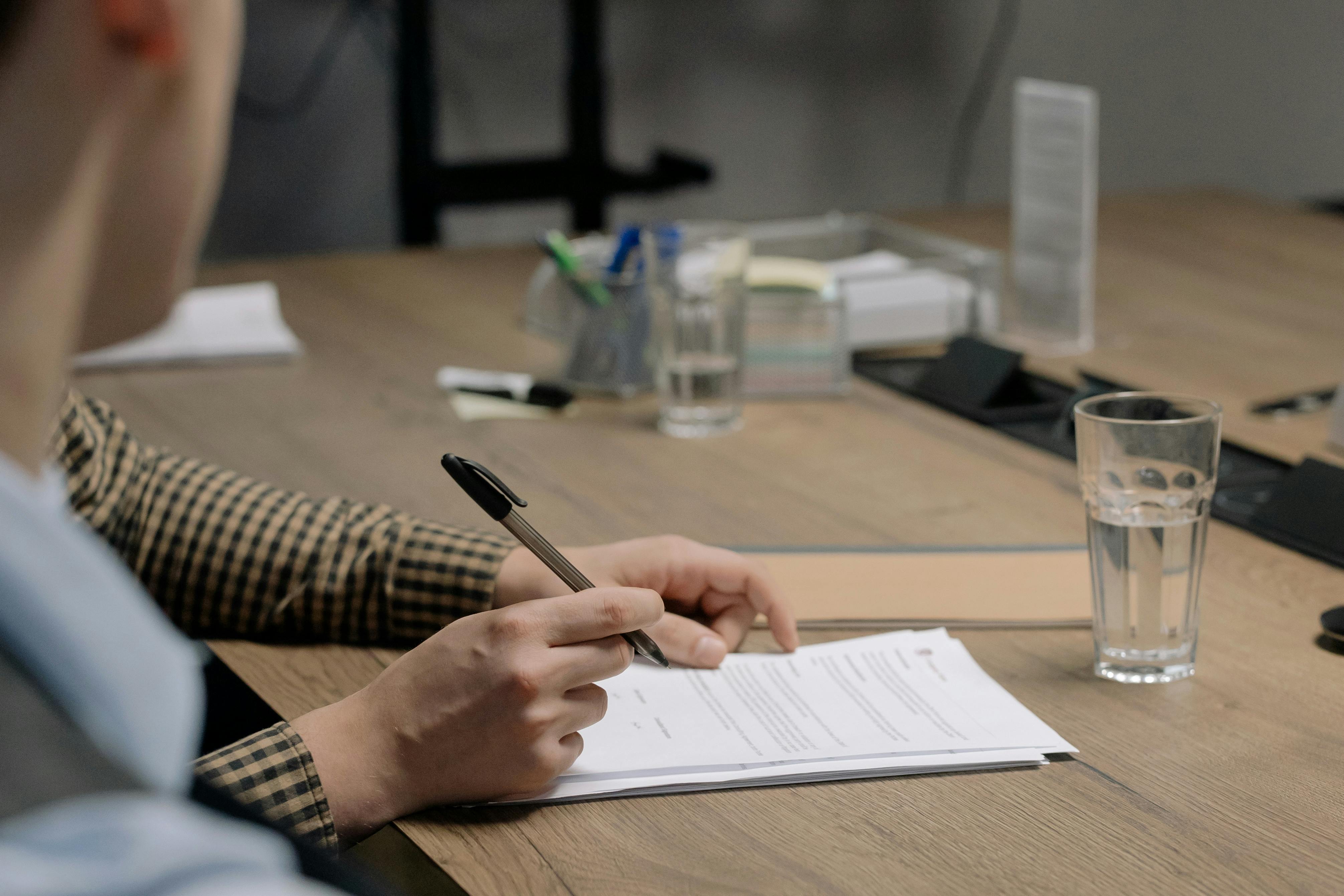 Unterzeichnung von Vertragsdokumenten als Symbol für DORA-Register, Lieferantensteuerung und verknüpfte Vertragsdaten