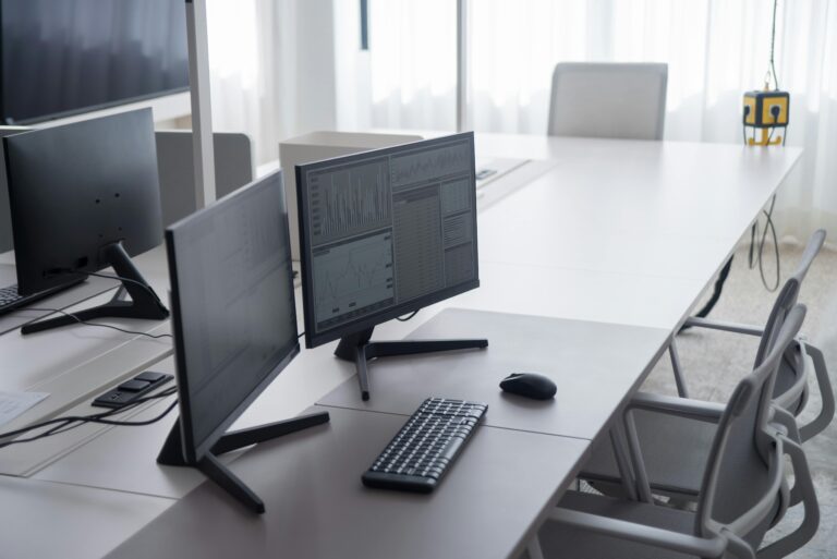Computerarbeitsplaetze mit Monitoren und Charts im Buero