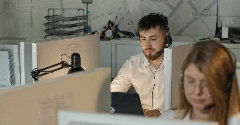 Support-Mitarbeiter mit Headset an Arbeitsplatz als Symbol für Provider-Eskalation im Cloud-Betrieb