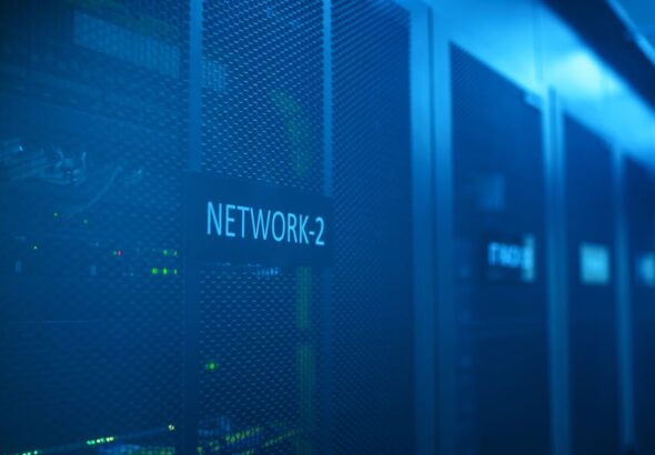 Wi‑Fi‑7-Infrastruktur im Netzwerk-Rack als Symbol für 6-GHz-Rollout, PoE-Planung und Enterprise-WLAN-Betrieb