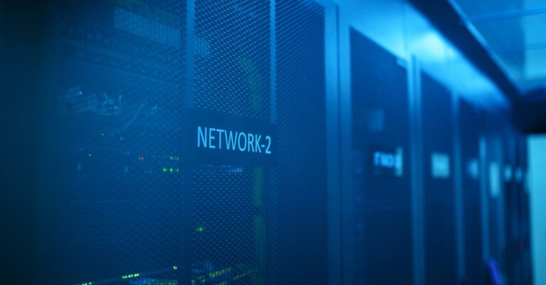 Blaue Netzwerk-Racks in einem Serverraum als Symbol für die Planung von Wi-Fi-7-Infrastruktur, PoE und 6-GHz-Rollouts im Unternehmensnetz
