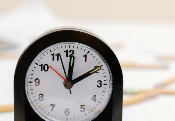 Clock and pencils as planning motif for Windows 11 Hotpatch rollout governance