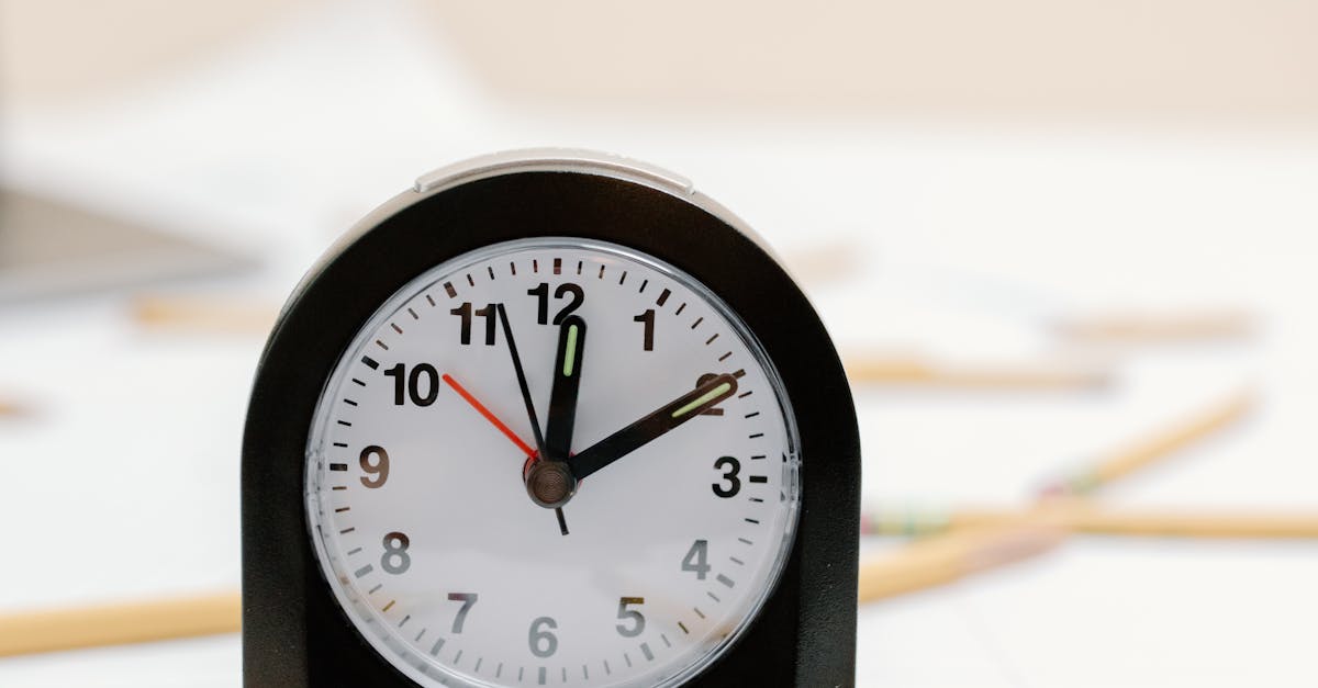 Clock and pencils as planning motif for Windows 11 Hotpatch rollout governance