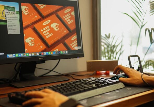 Arbeitsplatz mit Monitor für Windows-MCP-Governance und Connector-Verwaltung