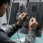 Techniker repariert einen Computer als Symbol für Windows-Recovery und Endpoint-Betrieb