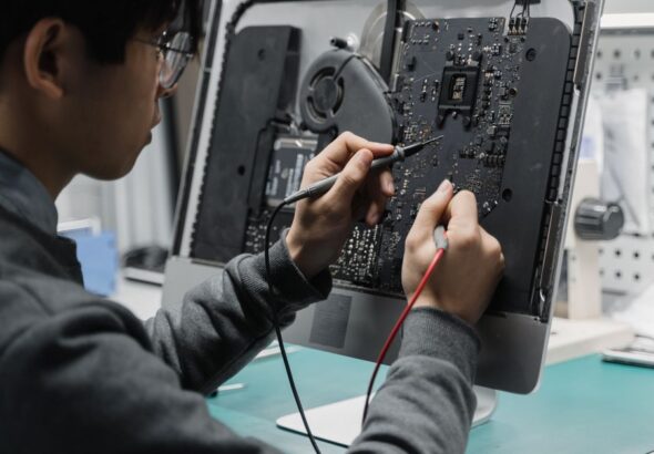 Techniker repariert einen Computer als Symbol für Windows-Recovery und Endpoint-Betrieb