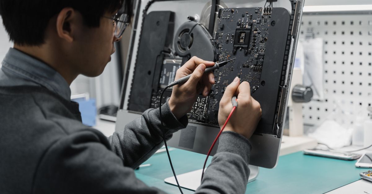 Techniker repariert einen Computer als Symbol für Windows-Recovery und Endpoint-Betrieb