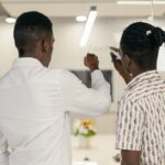 Zwei Kollegen arbeiten an einem Glasboard als Sinnbild für gemeinsamen Incident-Kontext