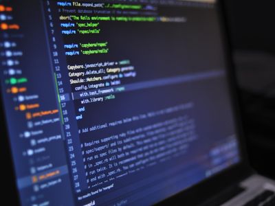 Code und Entwicklungsumgebung als Symbol für Softwarequelle, Build und Herkunft eines Updates