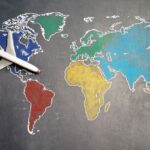 Karte mit Flugzeug als Symbol für verknüpfte IT-Services und Abhängigkeitsanalyse