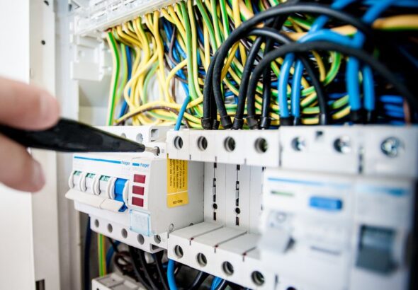 Schaltkasten als Symbol für kontrolliertes Abschalten im Cloud-Betrieb