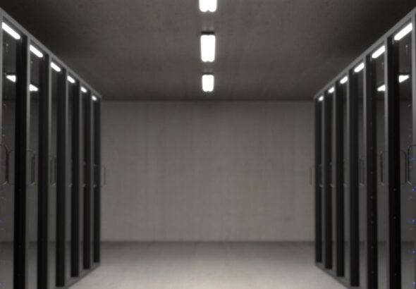 Serverraum mit Cloud-Infrastruktur als Symbol für Cloud-Prüfberichte und Betriebsaufgaben