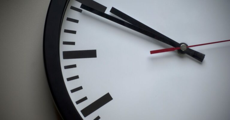 Wanduhr als Symbol für auslaufende Supportfristen im IT-Betrieb