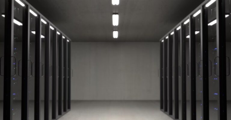 Serverracks im Rechenzentrum als Symbol für Backup, Rücksicherung und Wiederanlaufplanung