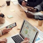 Team-Abstimmung als Symbol für Bereitschaft, Eskalation und klare Entscheidungen im IT-Betrieb