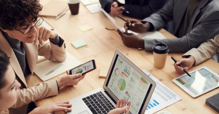 Team-Abstimmung als Symbol für Bereitschaft, Eskalation und klare Entscheidungen im IT-Betrieb