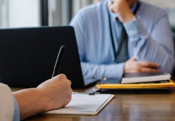Dokumentenunterschrift als Symbol für digitale Verwaltung und Nachweise