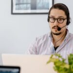 Service-Mitarbeiter mit Headset als Symbol für menschliche Übergabe im Support