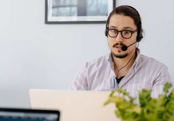 Service-Mitarbeiter mit Headset als Symbol für menschliche Übergabe im Support