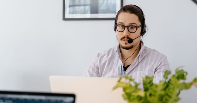 Service-Mitarbeiter mit Headset als Symbol für menschliche Übergabe im Support